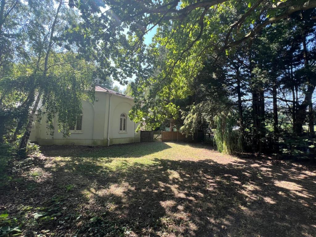 Lot: 62 - DETACHED FORMER GATEHOUSE FOR IMPROVEMENT - Octagon Lodge a four bedroom former gate house in Brentwood